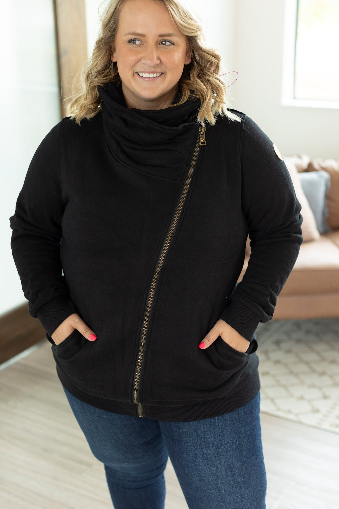 IN STOCK Quinn ZipUp Cowl - Black