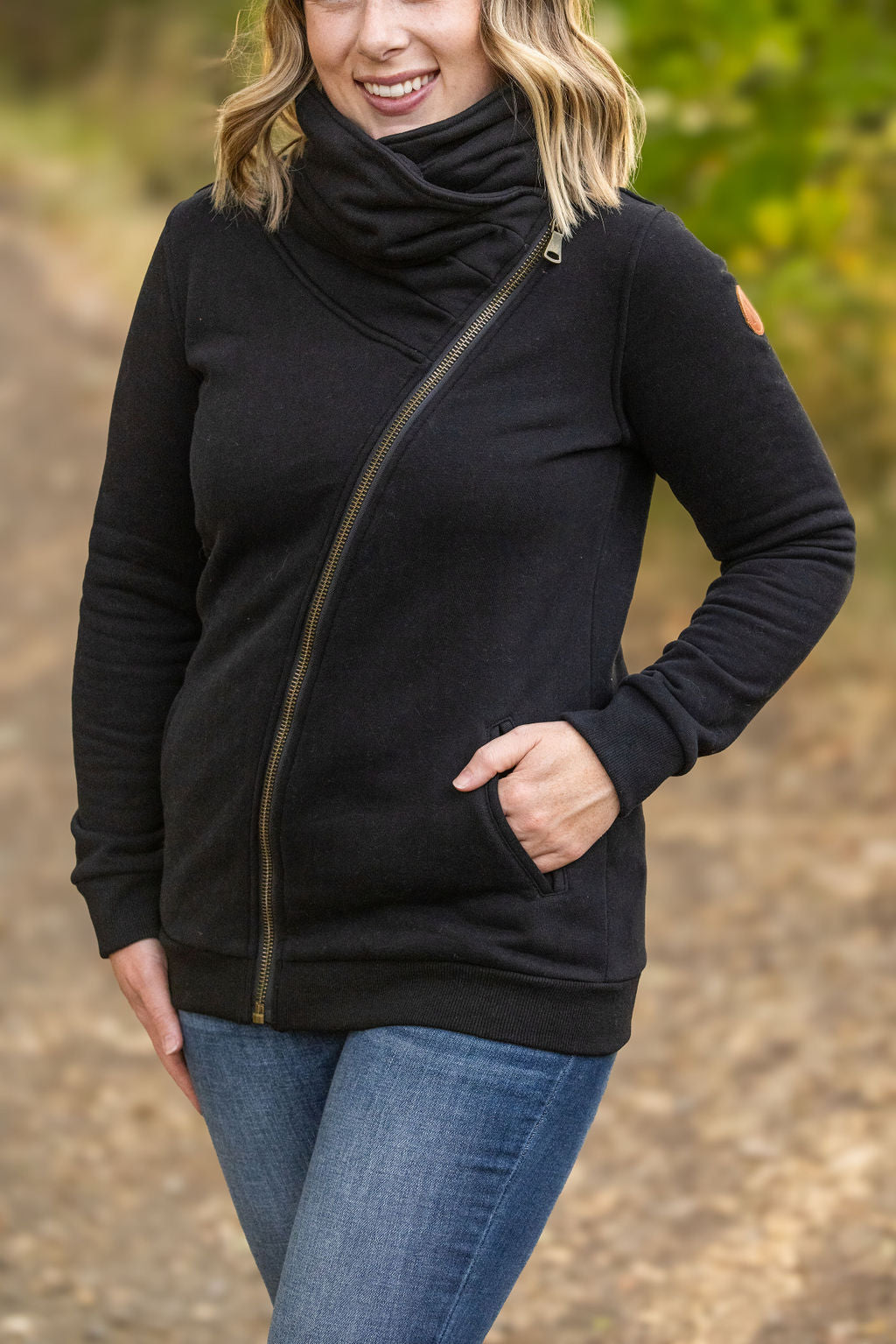 IN STOCK Quinn ZipUp Cowl - Black